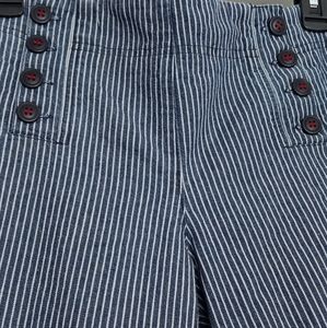 Ladies Sailor denim Capri pants. Larry Levine 8 p. Buttons stitched in red.